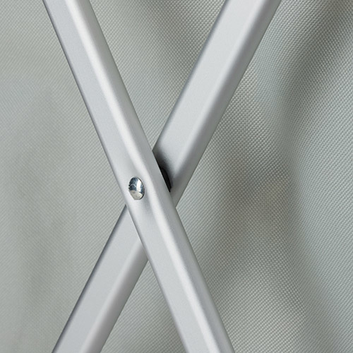 Grå vasketøjskurv med alu stel