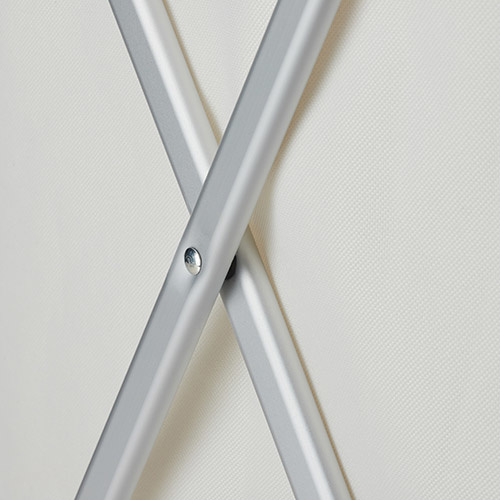 Hvid vasketøjskurv med alu stel