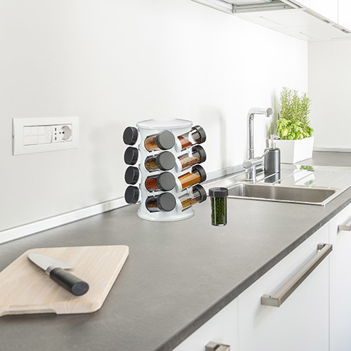 Hvid krydderistander med 16 glas