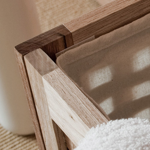 Træ vasketøjskurv med låg i valnød