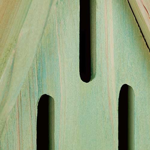 Insektbo i grantræ med stander 130 cm.