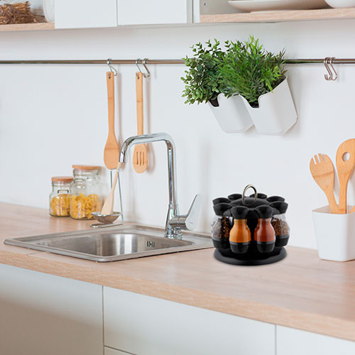 Sort krydderistander med 8 glas