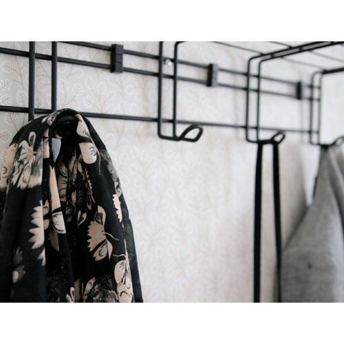 Sort hattehylde i stål