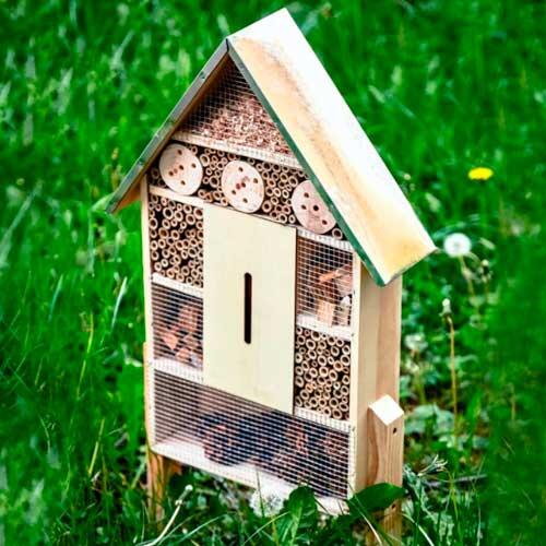 Insektbo i træ - 55 x 30 x 8,7 cm.