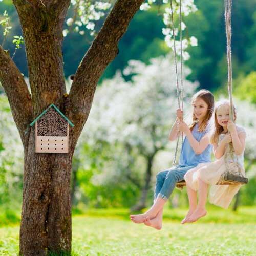 Bihus til ophæng - 30 x 27 x 9 cm.