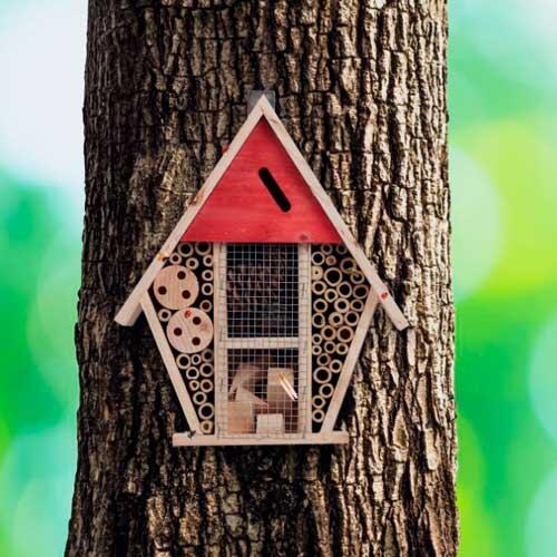 Træ insekthus - 30 x 25 x 11 cm.